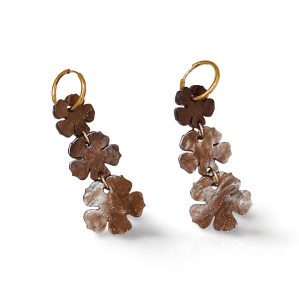 Pendientes largos aro dorado con flores resina marrón ERYNA