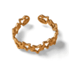 Detalle del anillo ERYNA de estrellas con acabado dorado brillante