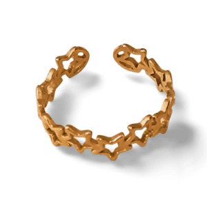 Detalle del anillo ERYNA de estrellas con acabado dorado brillante