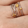 Anillo ERYNA de acero ajustable colocado en el dedo