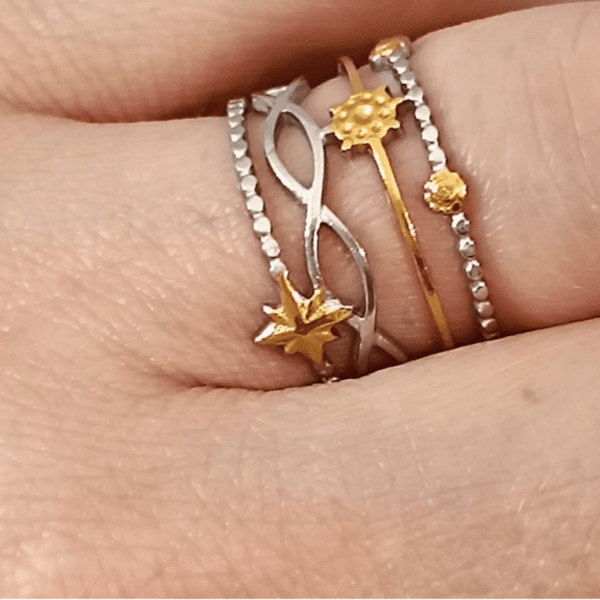 Anillo ERYNA de acero ajustable colocado en el dedo