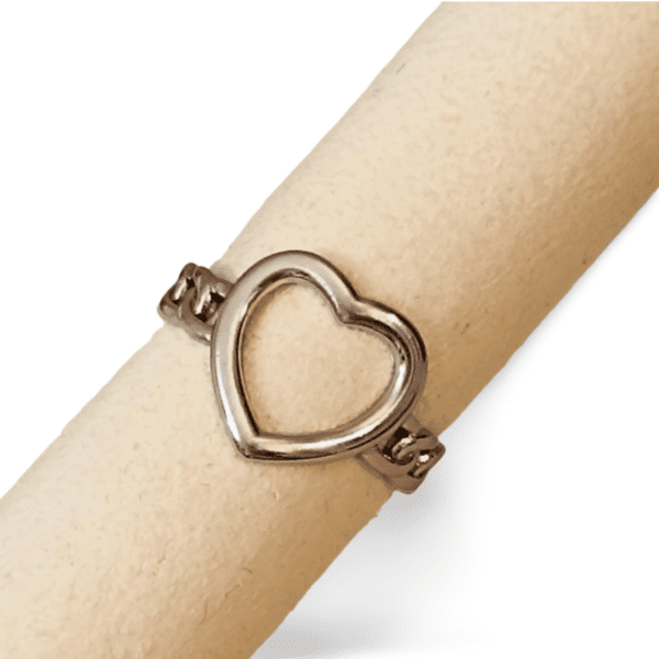anillo ERYNA corazón plateado sobre soporte
