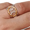 Anillo ERYNA de acero bicolor colocado en el dedo