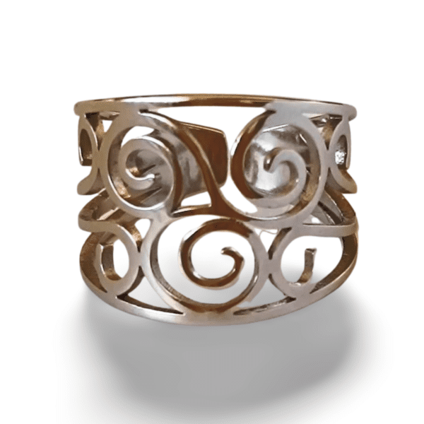 ANILLO ERYNA FILIGRANA ESPIRAL 4 Anillo ERYNA de filigrana calada con diseño en espiral vista frontal