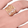 ANILLO ERYNA FILIGRANA ESPIRAL 8 Anillo ERYNA filigrana espiral en acero dorado colocado en el dedo
