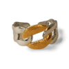 ANILLO ERYNA NEXO BICOLOR 4 Detalle del anillo ERYNA de acero ajustable con acabado martilleado dorado
