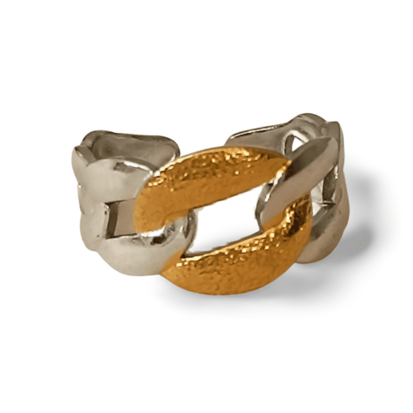 ANILLO ERYNA NEXO BICOLOR 4 Detalle del anillo ERYNA de acero ajustable con acabado martilleado dorado