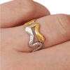 Anillo ERYNA serpiente bicolor en dedo