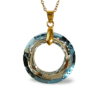 COLLAR ERYNA ANILLO DE CRISTAL MULTICOLOR EN ACERO 1 Collar ERYNA de acero con colgante circular de cristal iridiscente