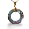 COLLAR ERYNA ANILLO DE CRISTAL MULTICOLOR EN ACERO 2 Detalle del brillo y reflejos del anillo de cristal multicolor ERYNA