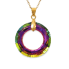 COLLAR ERYNA ANILLO DE CRISTAL MULTICOLOR EN ACERO 3 Detalle del colgante ERYNA en forma de anillo con destellos rosa azul y morado