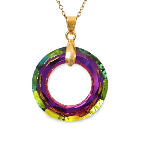 COLLAR ERYNA ANILLO DE CRISTAL MULTICOLOR EN ACERO 3 Detalle del colgante ERYNA en forma de anillo con destellos rosa azul y morado