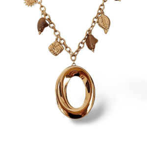 Collar ERYNA dorado con colgante ovalado y charms decorativos