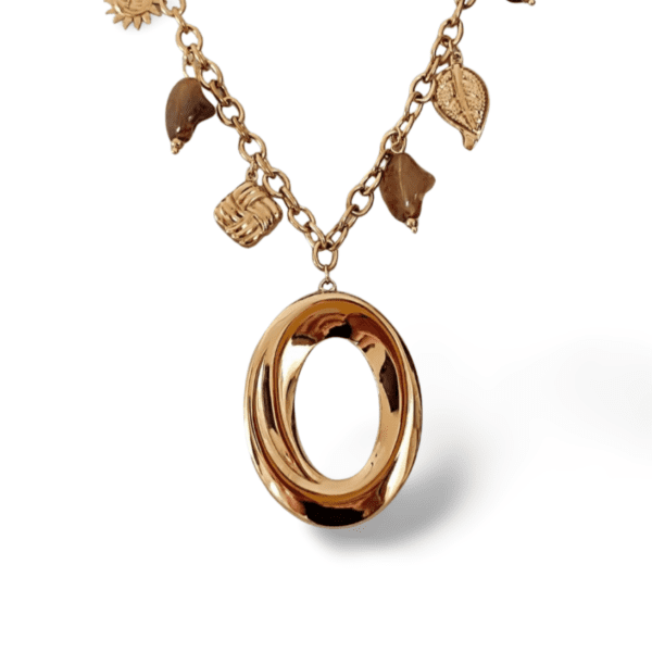 Collar ERYNA dorado con colgante ovalado y charms decorativos