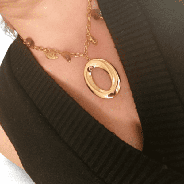 Collar ERYNA con cadena de eslabones y detalles decorativos