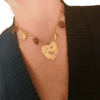 Collar ERYNA corazón dorado colocado en cuello de mujer
