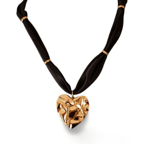 vista del collar ERYNA con cinta negra y colgante dorado