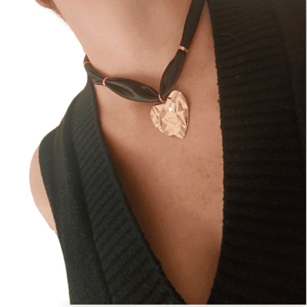 Collar ERYNA corazón dorado puesto en cuello de mujer