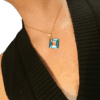 Collar ERYNA cuadrado de cristal puesto en cuello de mujer