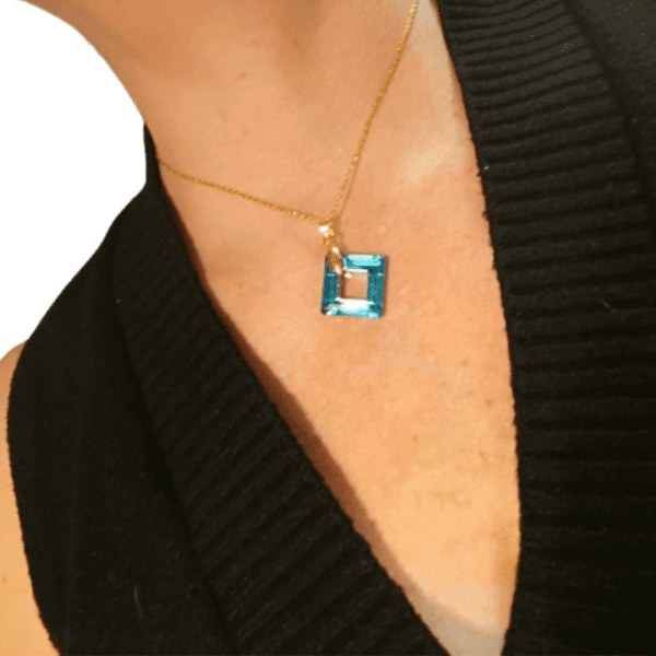 Collar ERYNA cuadrado de cristal puesto en cuello de mujer