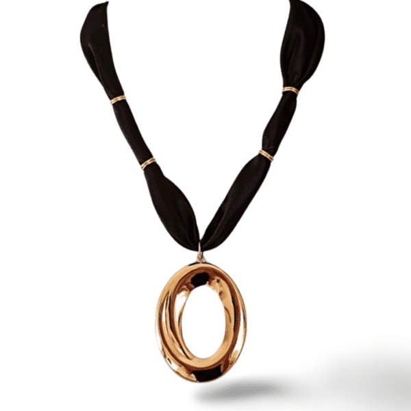 Collar ERYNA elipse dorada con cinta negra