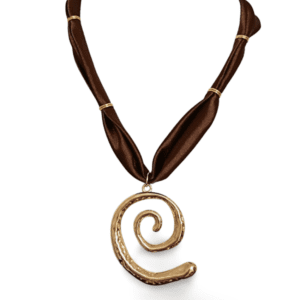 COLLAR ERYNA ESPIRAL DORADA MARRON Collar ERYNA espiral dorada con cinta marrón