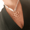 COLLAR ERYNA FLOR DORADA CON CINTA TEXTIL