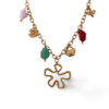 Collar ERYNA dorado con colgante de flor orgánica y piedras verde morado y rojo