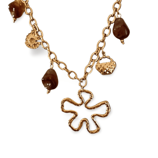 Collar ERYNA dorado con colgante de flor orgánica y piedras decorativas marrón