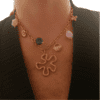 Collar ERYNA flor orgánica dorada con diseño elegante y artístico