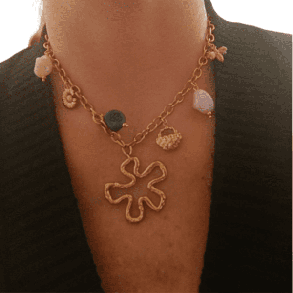 Collar ERYNA flor orgánica dorada con diseño elegante y artístico
