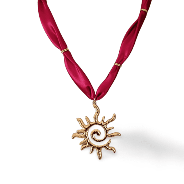 Collar ERYNA sol dorado con cinta roja