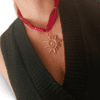 Collar ERYNA sol dorado puesto en cuello de mujer