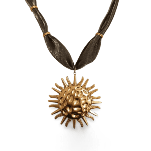 Collar ERYNA sol dorado en relieve con cinta verde