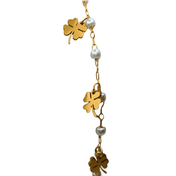 Detalle de pulsera ERYNA con trébol de cuatro hojas en acero dorado