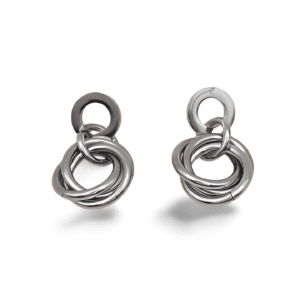 PENDIENTES GEOMÉTRICOS DE AROS ENTRELAZADOS EN ACERO INOXIDABLE ERYNA 1 pendientes geométricos de acero inoxidable ERYNA en color plata
