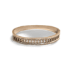 PULSERA ERYNA RÍGIDA DE ACERO INOXIDABLE CON CADENA Y CIRCONITAS 3 Detalle de pulsera ERYNA con cadena central y circonitas en acero inoxidable