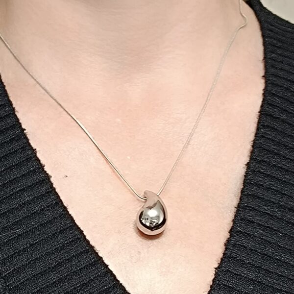 collar ERYNA gota acero inoxidable plateado puesto en cuello mujer