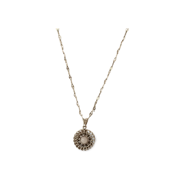 collar-eryna-acero-inoxidable-circular-piedra-blanca 2 Collar ERYNA plateado con medallón circular y piedra blanca sobre fondo neutro