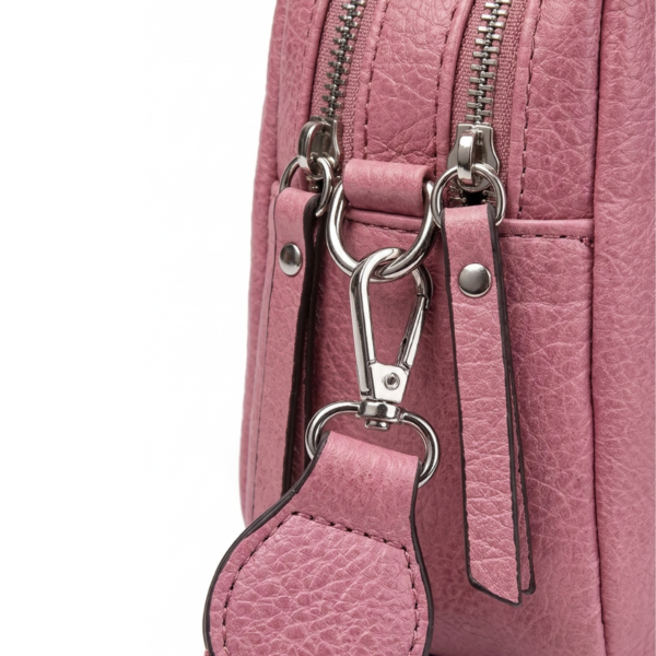 detalle cremalleras bandolera rosa ERYNA doble compartimento efecto piel