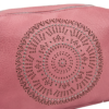 detalle diseño troquelado circular con remaches bandolera rosa ERYNA