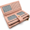 Interior de cartera de mujer rosa con tarjeteros y compartimentos