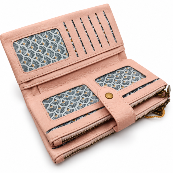 Interior de cartera de mujer rosa con tarjeteros y compartimentos
