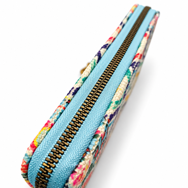 Detalle cremallera cartera mujer estampada Detalle de cremallera azul de cartera de mujer estampada multicolor