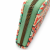 Detalle cremallera cartera mujer estampada verde Detalle de la cremallera de la cartera de mujer estampada verde