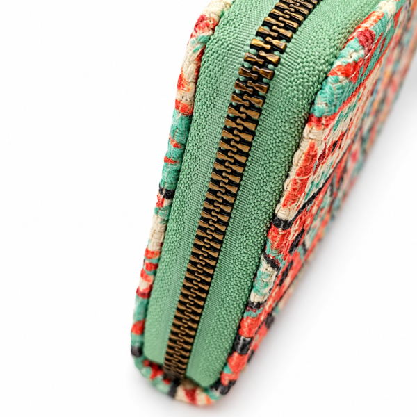 Detalle cremallera cartera mujer estampada verde Detalle de la cremallera de la cartera de mujer estampada verde