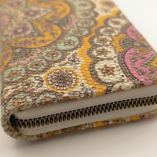 Detalle tejido cartera estampada