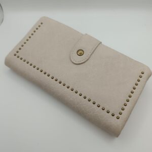 Cartera mujer beige con tachuelas