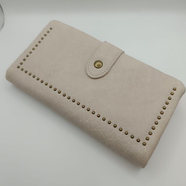 Cartera mujer beige con tachuelas