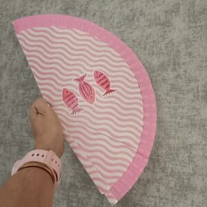 Abanico ERYNA rosa con diseño de peces